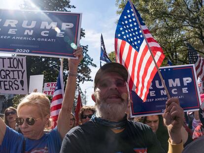 Partidarios de Trump se manifiestan este sábado frente a uno de los edificios estatales en Atlanta, Georgia.