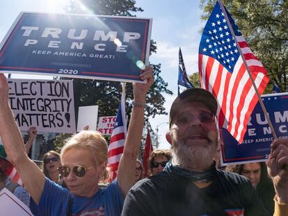Apoiadores de Trump se manifestam no sábado diante de um dos edifícios do Governo estadual da Geórgia, em Atlanta.