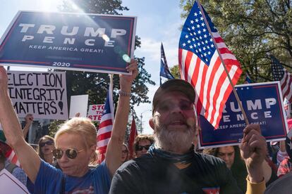 Partidarios de Trump se manifiestan este sábado frente a uno de los edificios estatales en Atlanta, Georgia.