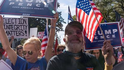 Apoiadores de Trump se manifestam no sábado diante de um dos edifícios do Governo estadual da Geórgia, em Atlanta.