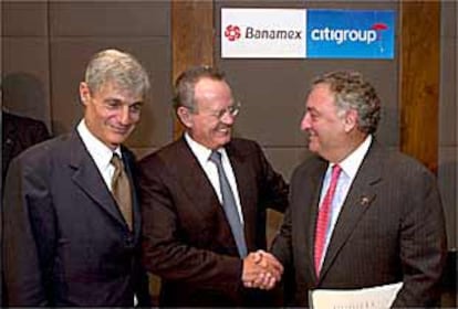 Roberto Hernández, de Banamex, saluda a Sandy Well, presidente de Citigroup, ante Robert Rubin, ejecutivo del Citi.