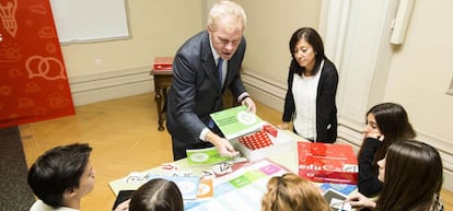 Taller de educaci&oacute;n financiera para alumnos de secundaria impartido por un voluntario de La Caixa.