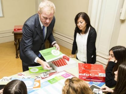 Taller de educaci&oacute;n financiera para alumnos de secundaria impartido por un voluntario de La Caixa.