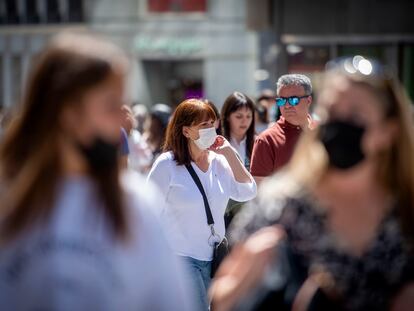 Personas que pasean por el centro de Madrid.