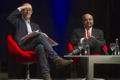 Jason Pontin, a la izquierda, y Kamal Bherwani durante la conferencia EmTech de Málaga.