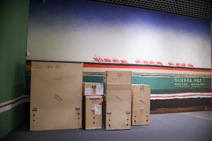 Labores de desmontaje en mayo de 2022 de la última exposición con obras del Museo Estatal de San Petersburgo en el Museo Ruso de Málaga, que, tras la invasión de Ucrania, programa muestras con fondos privados. Fotos facilitadas por el Ayuntamiento de Málaga.