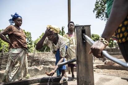 "Las mujeres son las que se encargan del agua en las casas, por eso se unen a la gestión. Entre las candidatas, la comunidad elige a las que son de su confianza. Cada comunidad es distinta y para cada una hay un plan, pero en todas es obligatorio que participen las mujeres", comenta Mussa Sanha, dirigente de la ONG local ASPAAB.