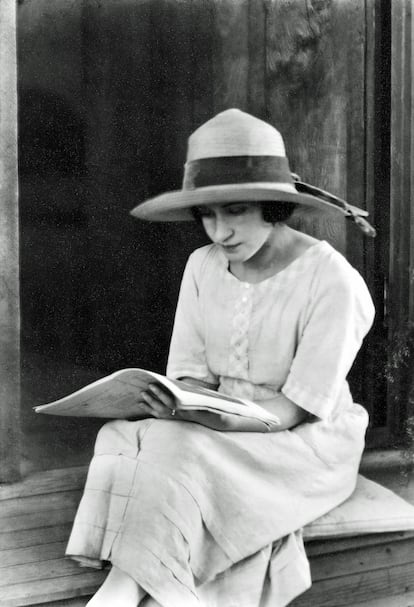 Modotti fue modelo de artistas y efímera actriz de Hollywood antes de dedicarse a la fotografía. Esta imagen es un retrato de su hermana Yolanda leyendo un libro, en 1925, en San Francisco.