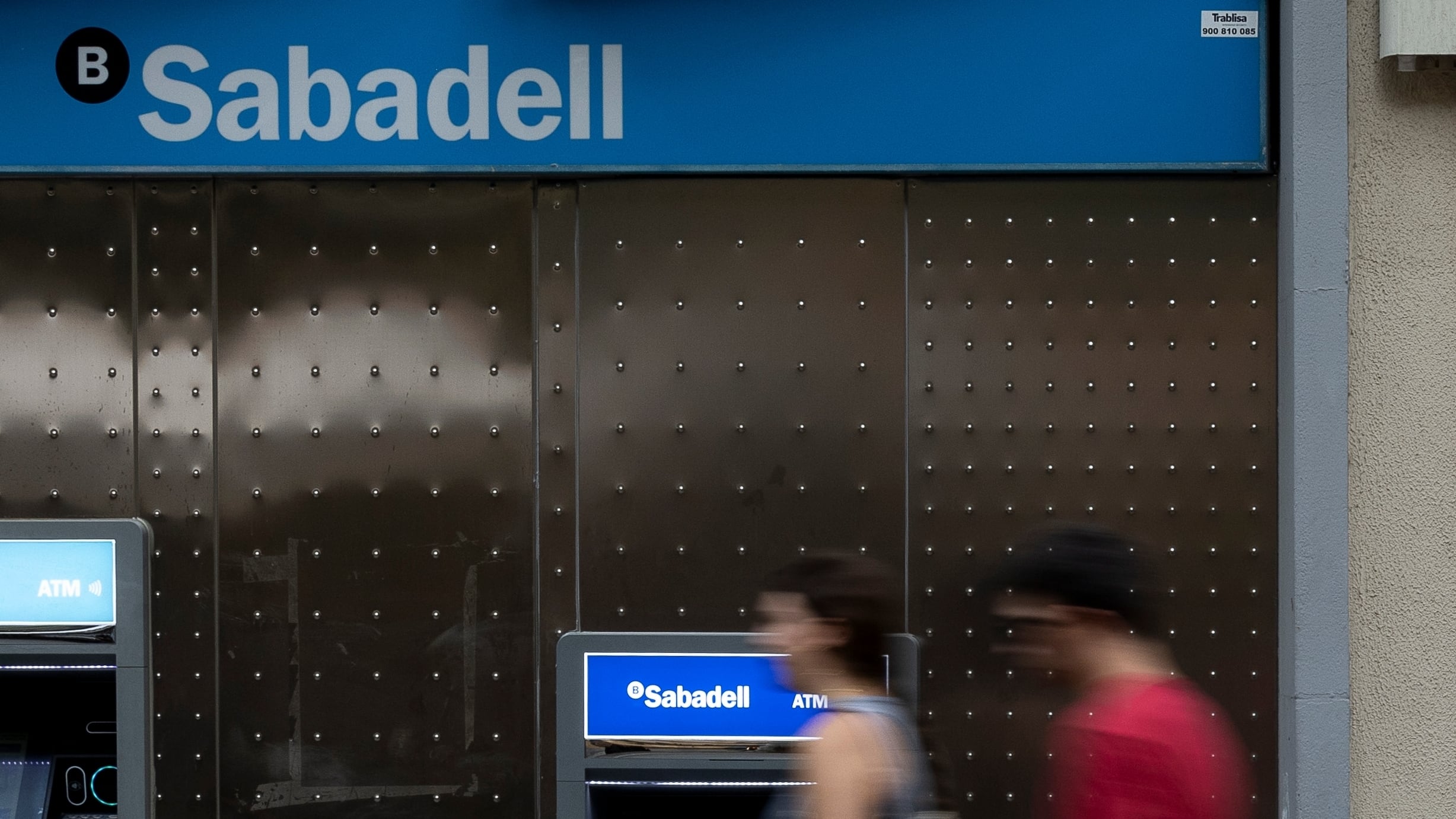 DVD 1277 28/07/25 Barcelona. Oficina bancaria del Banc Sabadell junto a otra del BBVA en la Rambla del Poblenou. [ALBERT GARCIA] EL PAIS