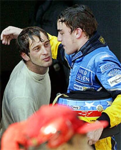 Alonso es felicitado por Jarno Trulli, su compañero de equipo, tras la carrera.
