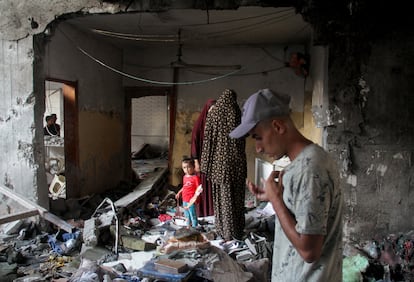 Un niño palestino, en el interior de la escuela bombardeada, este sábado. 