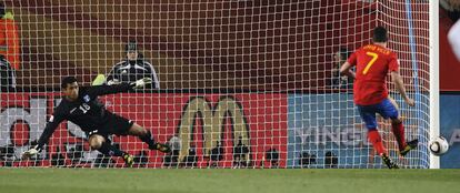 El delantero de la selección española, David Villa, lanza el penalti ante Honduras que saldrá por izquierdo de la portería.