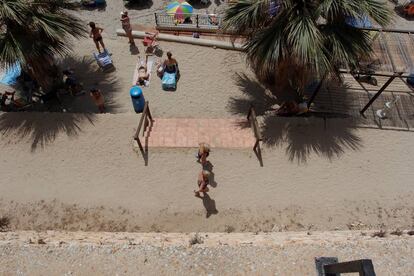 El punto del paseo marítimo del que cayeron los dos jóvenes muertos al hacerse un selfi el 4 de julio en Orihuela.