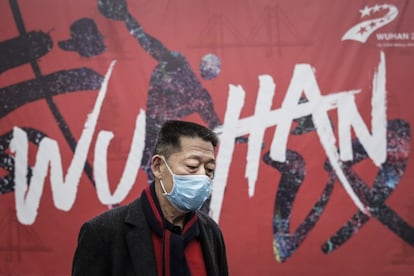 Un hombre, delante del cartel de Wuhan, este miércoles. La ciudad, donde viven 11 millones de personas, es un nudo en las comunicaciones ferroviarias chinas. En 2002, la epidemia del SARS (el síndrome respiratorio agudo y grave) dejó 700 muertos en China, país donde se originó la infección.