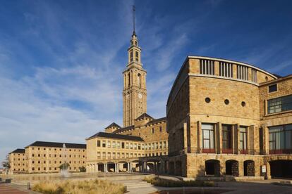 La arquitecta María Juana Ontañón proyectó la Universidad Laboral de Gijón, el edificio más grande de España, bajo las órdenes del arquitecto Luis Moya. |