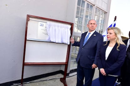 Benjamin Netanyahu y su esposa, Sara, en un acto oficial en Uganda, este 4 de julio.