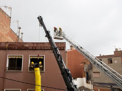 Muere un hombre al hundirse el techo de una habitación de un piso en Sabadell