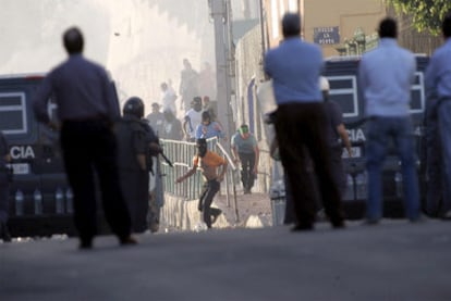 Un grupo de jóvenes levantaron barricadas en Melilla como protesta por lo que consideran una adjudicación de plazas de empleo públicas amañada.