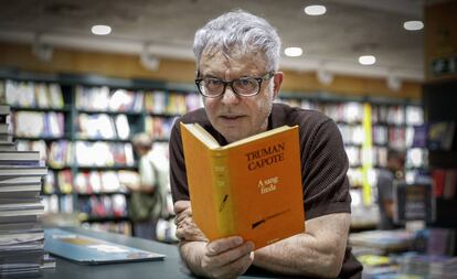 El novelista Ferran Torrent, con el clásico de Truman Capote 'A sang freda'.