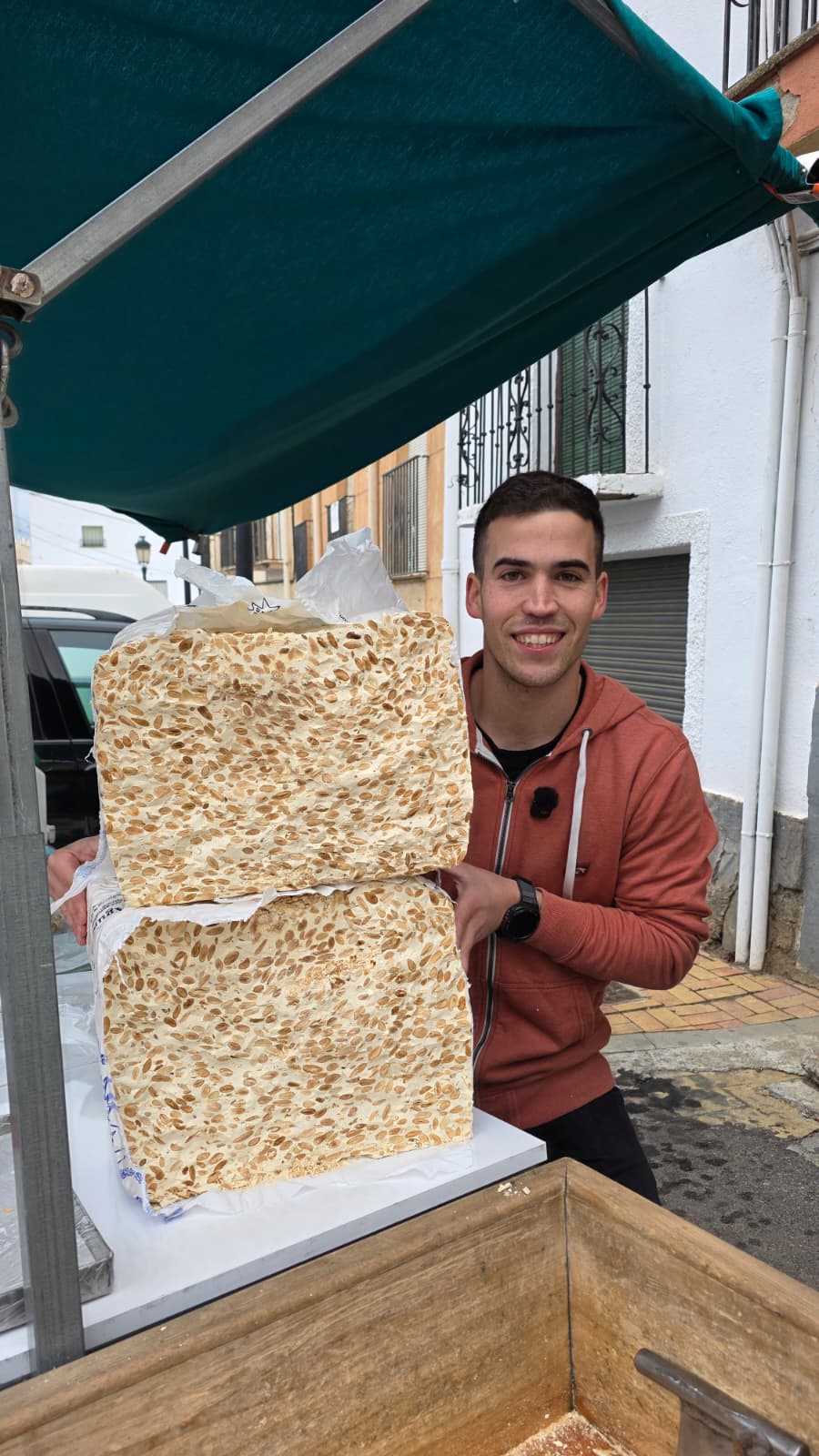 Pedro Ibáñez, il venditore di torrone che conquista i social tagliando blocchi da 50 kg