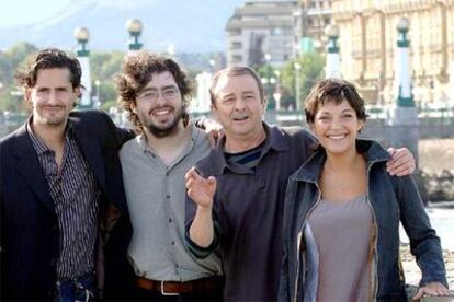 Los protagonistas de 'Vete de mi' y su director, en San Sebastián.