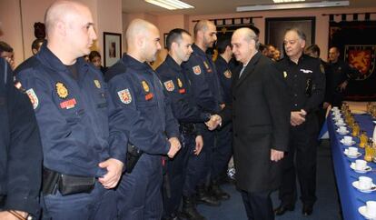 En la foto el ministro de Interior saluda uno a uno a los polic&iacute;as de la UIP, este martes. 