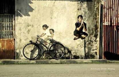 Una de las fotos tomadas por viandantes frente a uno de los siete murales de Mirrors George Town, de Ernest Zacharevic