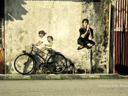 Una de las fotos tomadas por viandantes frente a uno de los siete murales de Mirrors George Town, de Ernest Zacharevic