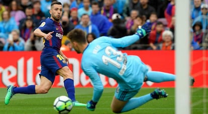 Neto detiende un disparo de Jordi Alba.