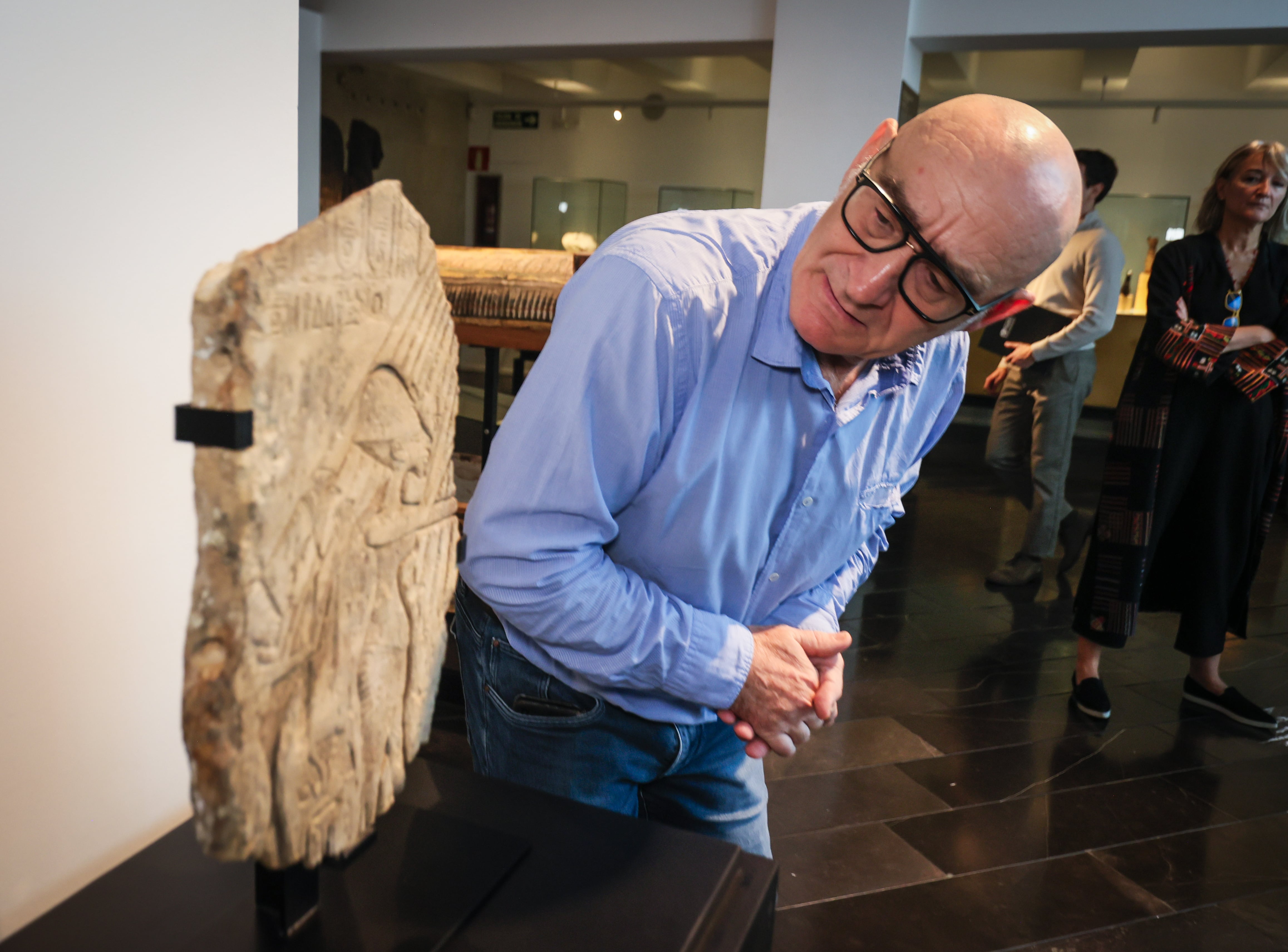El conservador Luis Manuel Gonzálvez junto al relieve de Akenatón y Nefertiti-