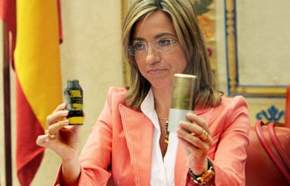 La ministra de Defensa, Carme Chacón, en el Congreso en 2008, <a href="http://www.nytimes.com/imagepages/2011/04/16/world/16libya2.html" target="_blank">con una bomba de racimo idéntica a la que ha explotado en Misrata</a>, cuando explicó que España iba a dejar de producir y exportar esta munición.