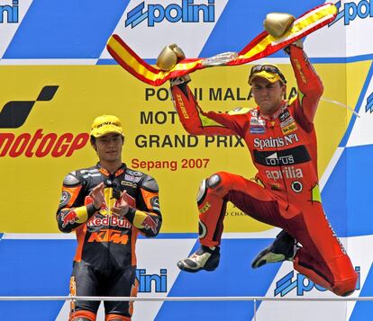 Jorge Lorenzo celebra su victoria en el Campeonato del Mundo junto a Hiroshi Aoyama, campeón de la carrera del Gran Premio de Malaisia.