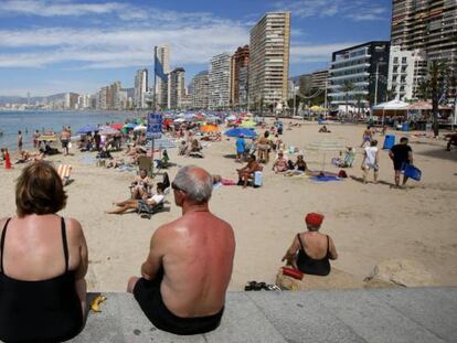 Turistas en la playa de Levante (Benidorm)