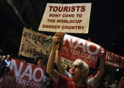 Un manifestante brasileño durante el Mundial.