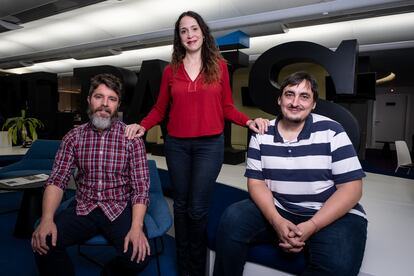 Los periodistas Óscar Gutiérrez, Patricia Rodríguez Blanco y Nacho Meneses, en la redacción de EL PAÍS.