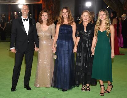 Sophia Loren se ha presentado en la gala inaugural del Academy Museum of Motion Pictures junto a su familia, que ha posado junto a ella en la alfombra roja.