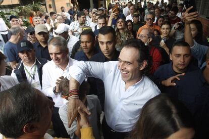 Federico Gutiérrez saluda a simpatizantes en Medellín, el 29 de octubre de 2023. 