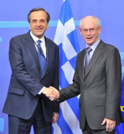 El primer ministro griego, Antonis Samaras, charla con el presidente del Consejo Europeo,  Herman Van Rompuy.