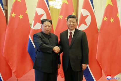 "El Gobierno da la bienvenida al viaje de Kim Jong Un a China del domingo al miércoles y sus conversaciones con los dirigentes chinos", ha afirmado el portavoz del Ministerio de Exteriores surcoreano, citado por la agencia Yonhap. En la imagen, el líder norcoreano Kim Jong Un estrecha la mano del presidente chino, Xi Jinping, en Pekín (China).