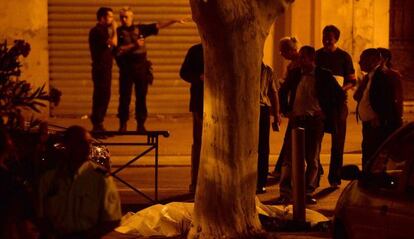 Policías en la escena del último crimen en Marsella, el lunes.