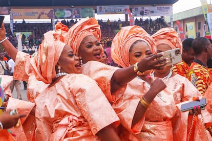 Indígenas de Ijebu asisten y actúan durante el festival Ojude Oba, en el Estado de Ogun (Nigeria), en junio de 2024.