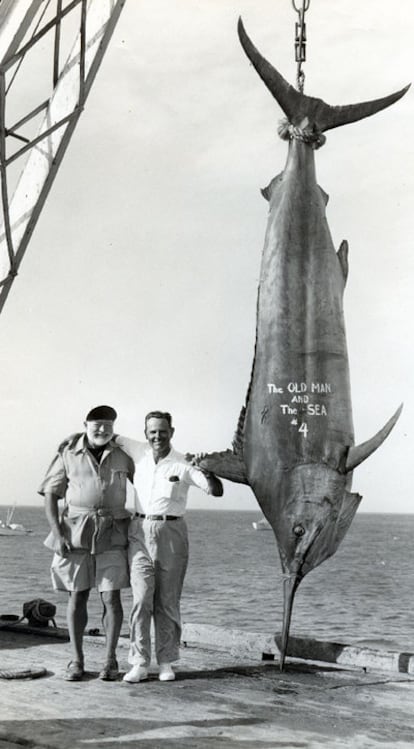 Hemingway (a la izquierda), durante el rodaje de la película 'El viejo y el mar', en 1956.