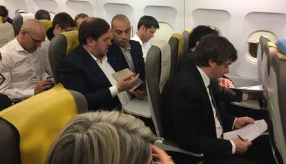 Puigdemont i Junqueras, a l'avió cap a Brussel·les.