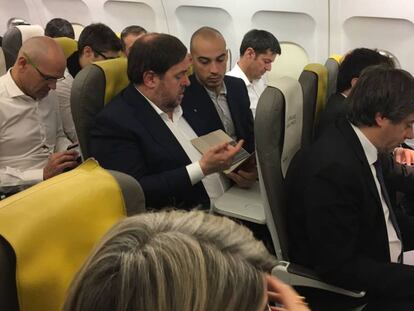 Puigdemont i Junqueras, a l'avió cap a Brussel·les.