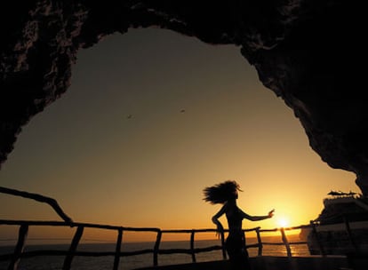 Puesta de sol desde la Cova d'en Xoroi, en Cala'n Porter (al sur de Menorca). La cueva se visita durante el día y programa sesiones de <i>dj's</i> a partir de las 19.00.