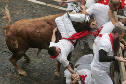 Uno de los toros de Nuñez del Cubillo embiste a un mozo en la plaza del Ayuntamineto.