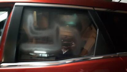 El cotxe d'Alejandro Fernández amb una esvástica pintada en una finestreta.