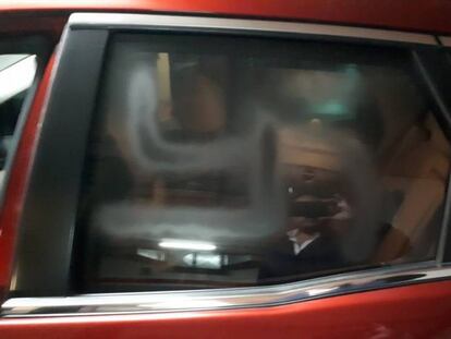 El cotxe d'Alejandro Fernández amb una esvástica pintada en una finestreta.