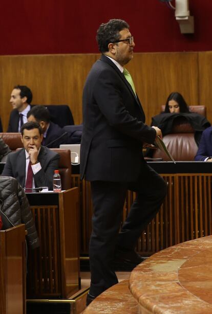 El líder de Vox en Andalucía, Francisco Serrano, pasa ante el candidato popular Juan Manuel Moreno.