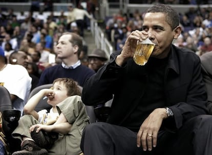 Una de las ventajas de ser presidente es que te regalan entradas para ver a tu equipo favorito cuantas veces quieras. El fin de semana, Barack Obama aprovechó una de estas oportunidades y apareció en el estadio de baloncesto Verizon Center, en Washington D.C. para no perderse el partido de su equipo favorito, los Chicago Bulls, que perdieron con los Washington Wizards. La visita de Obama, que asistió con su amigo Marty Nesbitt, no pasó inadvertida en el estadio. Era la primera vez en casi diez años que un presidente aparecía en un partido de la NBA, por lo que el juego empezó con algo de demora debido a la conmoción causada por el mandatario, que disfrutó del partido como un hincha más.